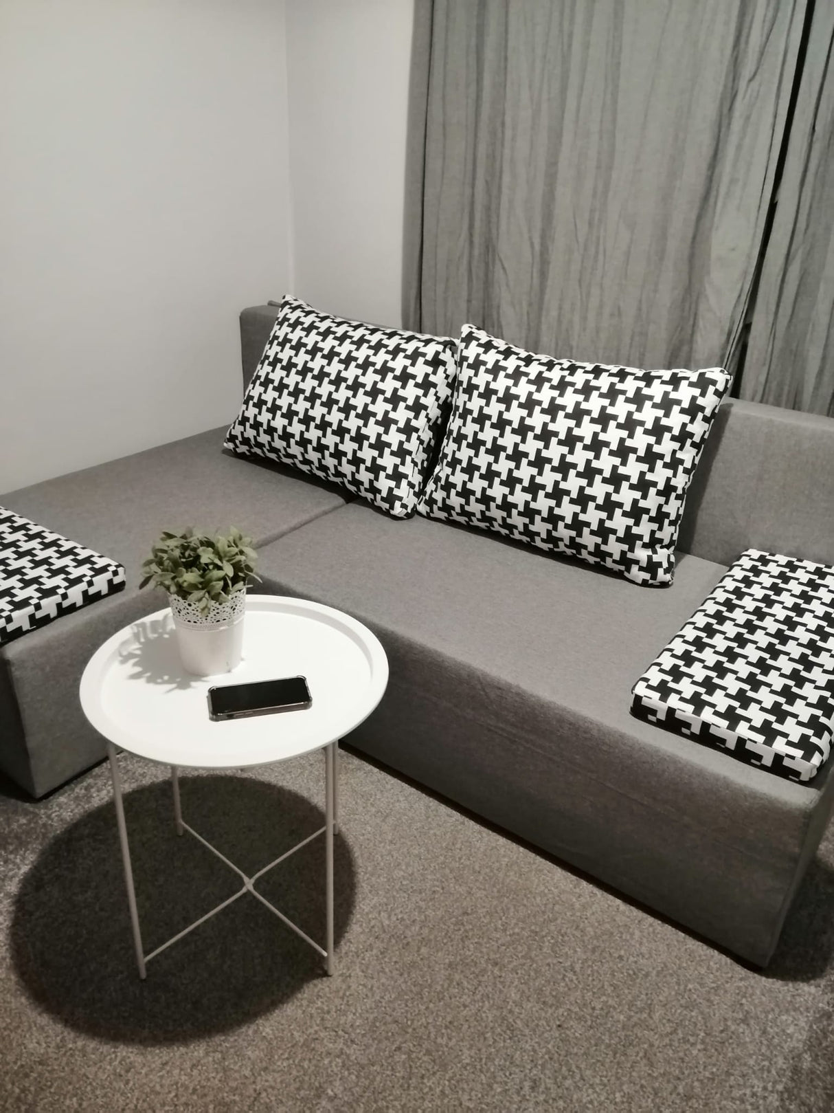 SMALL CORNER SOFA BED TOM 201CM MALMO 90 UNIVERSAL RIGHT/LEFT CORNER / FOAMTHIS MODEL IS UNIVERSAL WHICH MEANS YOU CAN CHOOSE CORNER SIDE DURING ASSEMBLY2x LARGE 2X SMALL SIDE PILLOWS INCLUDED1X STORAGE SPACEMADE IN MALMO FABRIC CLICK HEREThe corner is ma