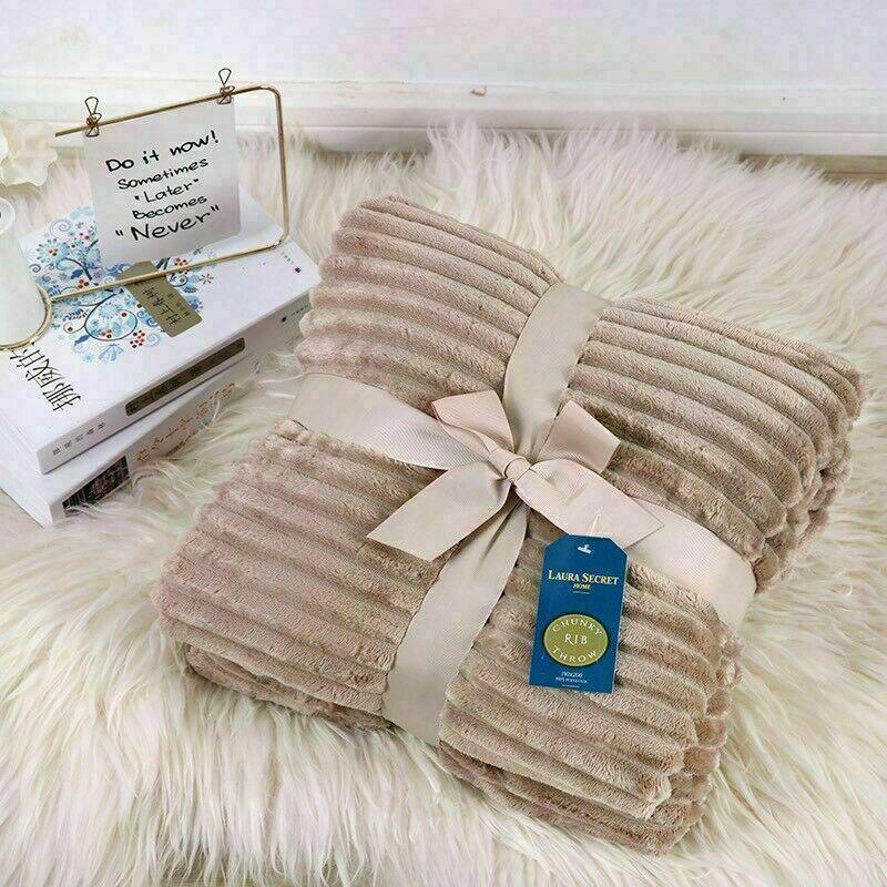 Chunky Ribbed Throw Blankets 150x200cm 100% Polyester - Cozy & Warm - Perfect Blankets for Bed, Sofa, Couch MINKOur chunky throw blanket is big enough to hold a bed, sofa, or couch. It can also be used as a home decoration. Whether you're snuggling up on