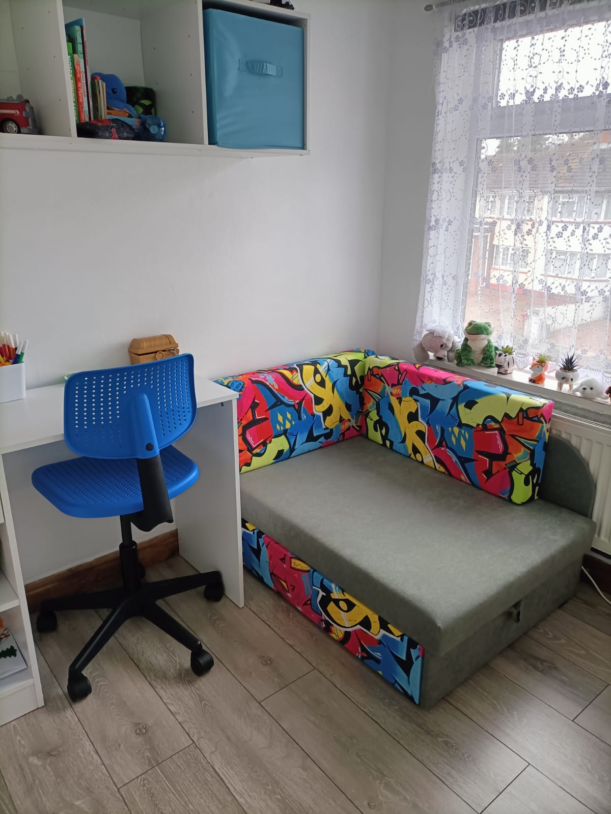 UNIVERSAL CORNER SOFA BED KUBUS CUBE GREY / GRAPHITI Children roomTHIS MODEL IS UNIVERSAL WHICH MEANS YOU CAN CHOOSE CORNER SIDE DURING ASSEMBLYCHILDREN CORNER SOFA BEDSOFKA NAROZNIK TAPCZANIK DZIECIECY - depth 77 cm- width 106 cm- height with bacon 50 cm