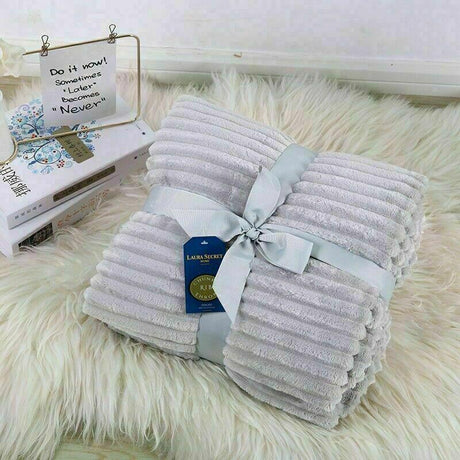 Chunky Ribbed Throw Blankets 150x200cm 100% Polyester - Cozy & Warm - Perfect Blankets for Bed, Sofa, Couch SILVEROur chunky throw blanket is big enough to hold a bed, sofa, or couch. It can also be used as a home decoration. Whether you're snuggling up o