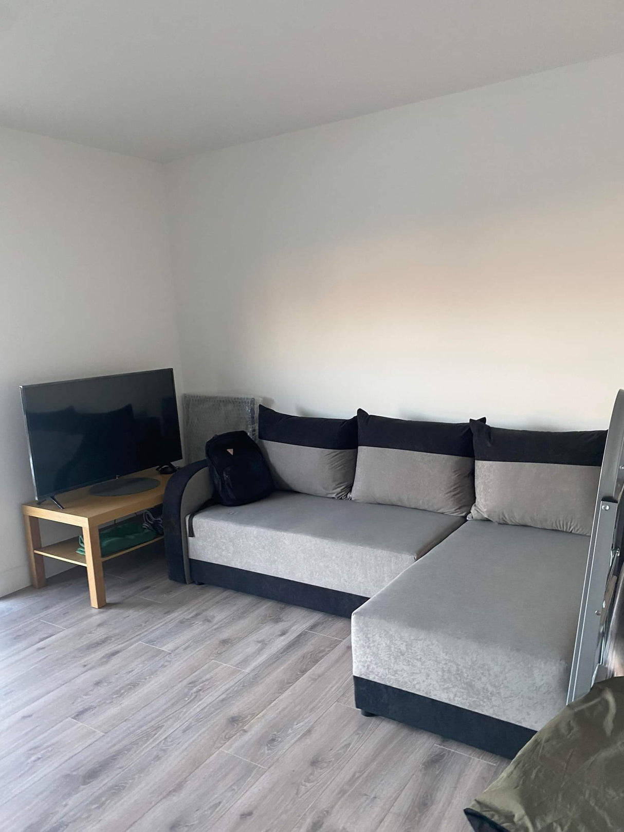 CORNER SOFA BED ALEXIS 228cm universal RIGHT/LEFT CORNER / FOAMTHIS MODEL IN UNIVERSAL WHICH MEANS YOU CAN CHOOSE CORNER SIDE DURING ASSEMBLY3x PILLOWS INCLUDED1X STORAGE SPACESLEEPING FUNCTIONT30 FOAMDIMENTIONSWidth: 228 cmDepth: 138cmSleeping area: 200