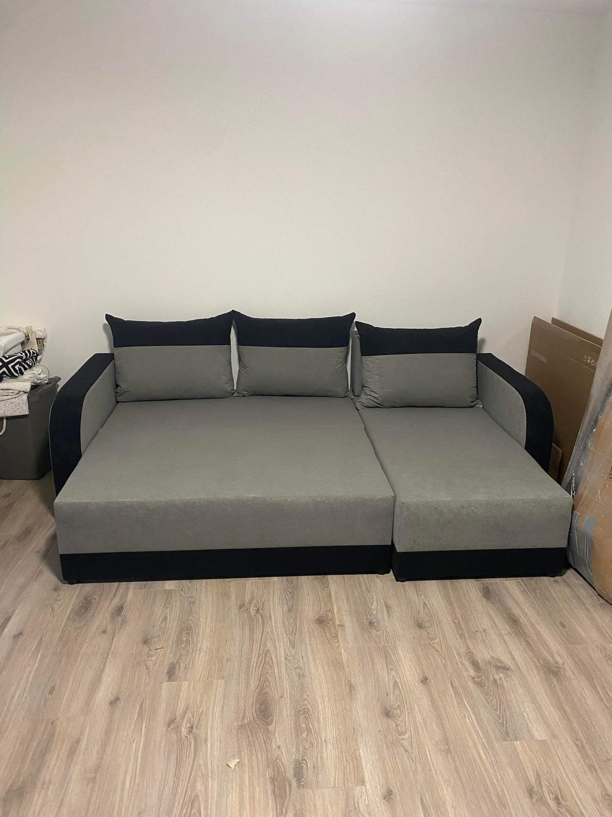 CORNER SOFA BED ALEXIS 228cm universal RIGHT/LEFT CORNER / FOAMTHIS MODEL IN UNIVERSAL WHICH MEANS YOU CAN CHOOSE CORNER SIDE DURING ASSEMBLY3x PILLOWS INCLUDED1X STORAGE SPACESLEEPING FUNCTIONT30 FOAMDIMENTIONSWidth: 228 cmDepth: 138cmSleeping area: 200