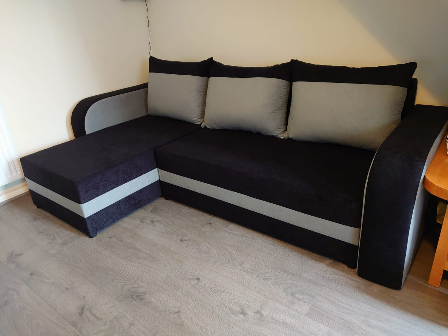 CORNER SOFA BED ALEXA BLACK / DARK GREY 238cm universal RIGHT/LEFT CORNER / FOAMTHIS MODEL IN UNIVERSAL WHICH MEANS YOU CAN CHOOSE CORNER SIDE DURING ASSEMBLY3x PILLOWS INCLUDED1X STORAGE SPACESLEEPING FUNCTIONDIMENTIONSWidth: 238 cmDepth: 140cmSleeping a
