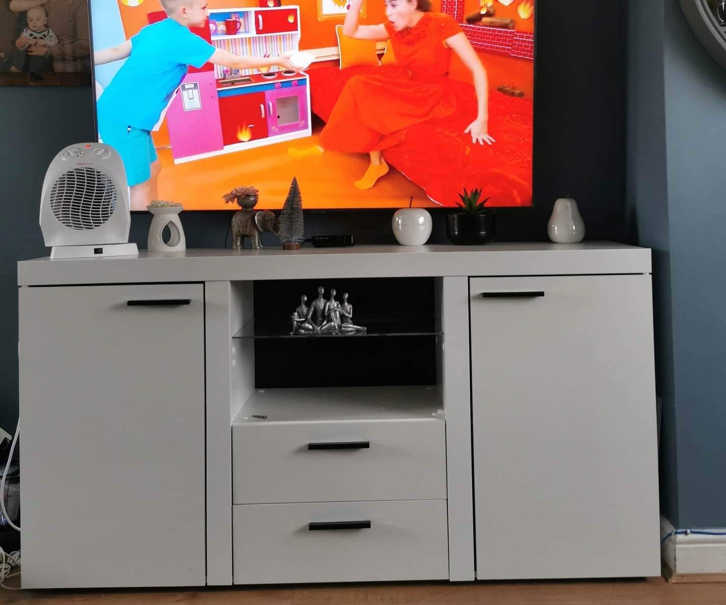 SIDEBOARD ROMA WHITE 156CMDimensions: 1564 x 820 x 403mm (W x H x D)Number of packages: 2Front :- laminated board 15mm Lefkas Oak- melamine edging- handle: 128mm plasticBody:- laminated board 15mm Lefkas Oak- melamine edging- MDF strip 18mm / 16mmBack wal