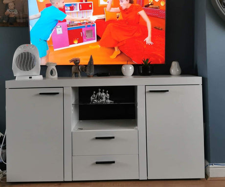 SIDEBOARD ROMA WHITE 156CMDimensions: 1564 x 820 x 403mm (W x H x D)Number of packages: 2Front :- laminated board 15mm Lefkas Oak- melamine edging- handle: 128mm plasticBody:- laminated board 15mm Lefkas Oak- melamine edging- MDF strip 18mm / 16mmBack wal