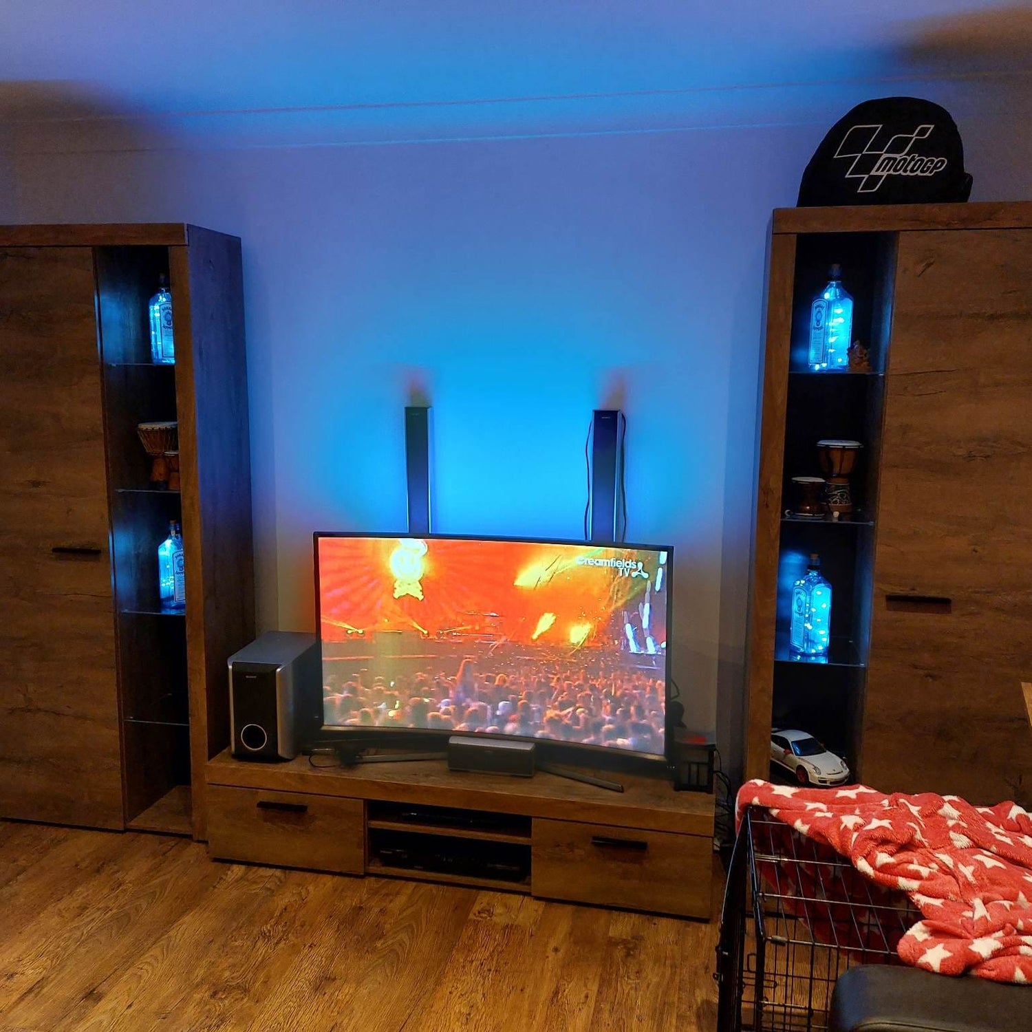 TV WALL UNIT ROMA XL LEFKASDimensions: 3000 x 1900 x 402mm (W x H x D)Number of packages: 4Front:- 15mm white laminated board- melamine rim- handle: 128mm plasticBody:- 15mm white laminated board- melamine rim- 18mm / 16mm MDF stripBack wall :- Black HDF