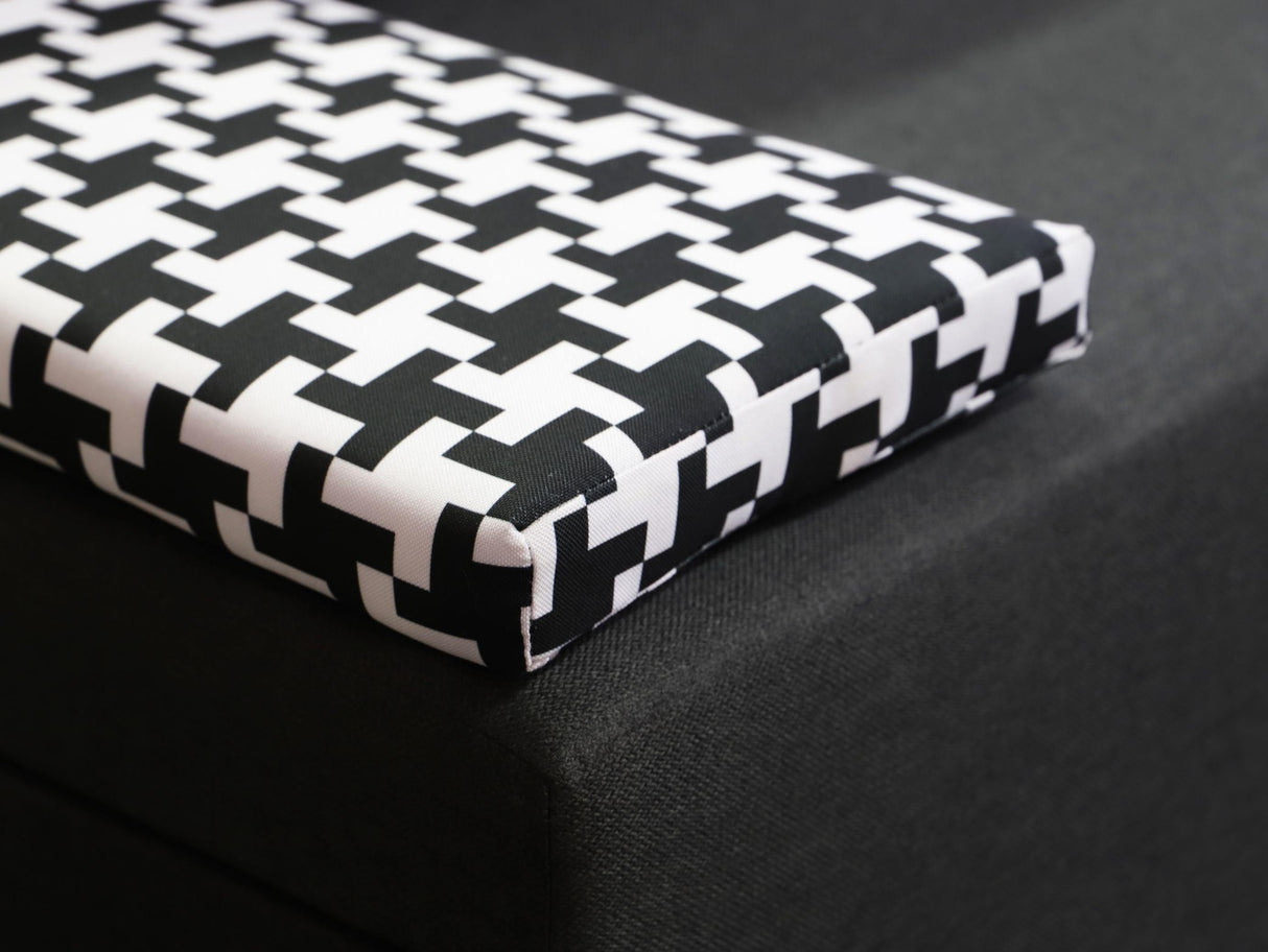 SMALL CORNER SOFA BED TOM 201CM MALMO 90 UNIVERSAL RIGHT/LEFT CORNER / FOAMTHIS MODEL IS UNIVERSAL WHICH MEANS YOU CAN CHOOSE CORNER SIDE DURING ASSEMBLY2x LARGE 2X SMALL SIDE PILLOWS INCLUDED1X STORAGE SPACEMADE IN MALMO FABRIC CLICK HEREThe corner is ma